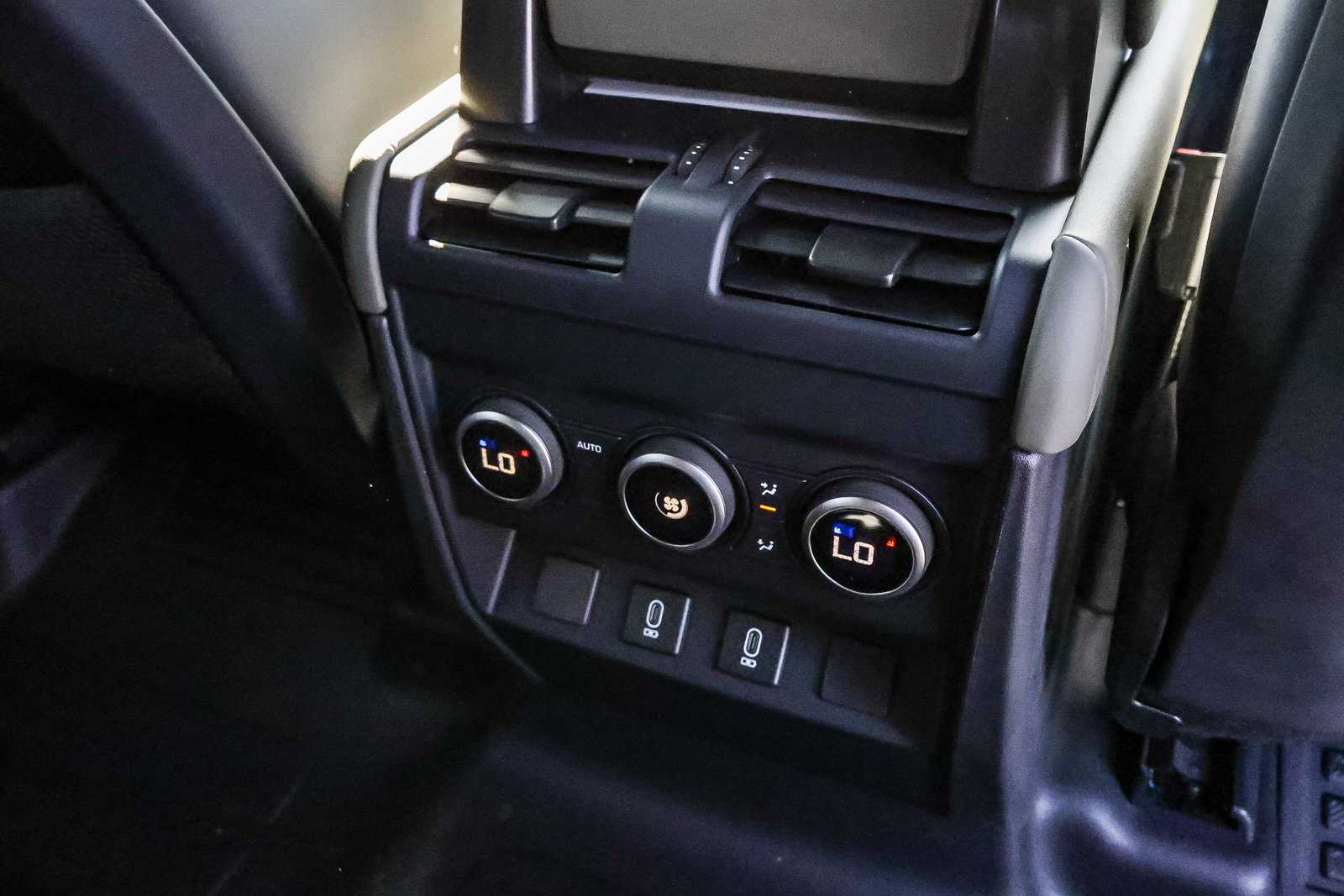 New 2026 Land Rover Defender 110 X-Dynamic SE AWD/4WD image 18