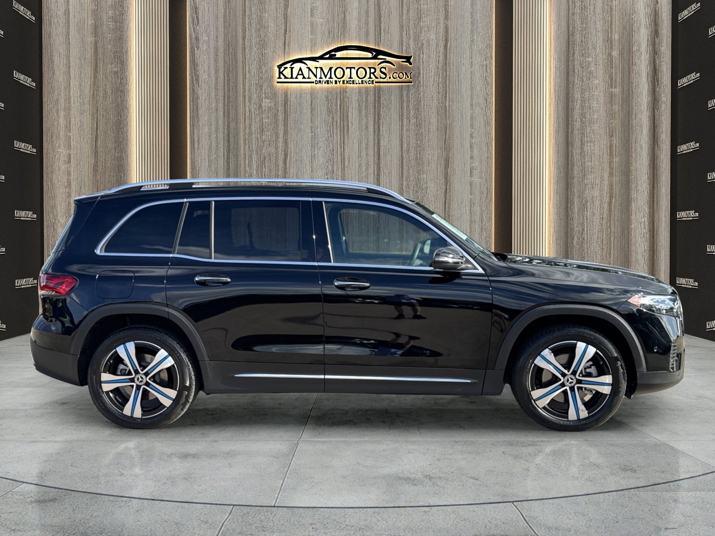 Used 2023 Mercedes-Benz EQB 350 4MATIC SUV w/ Exclusive Package image 8