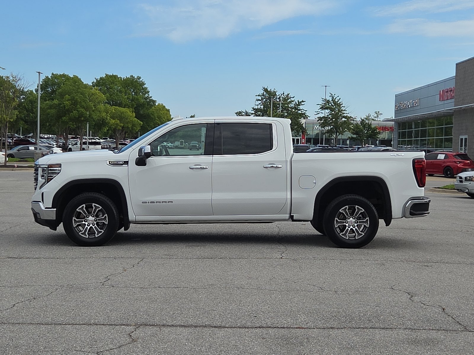 Used 2026 GMC Sierra 1500 SLT AWD/4WD image 3