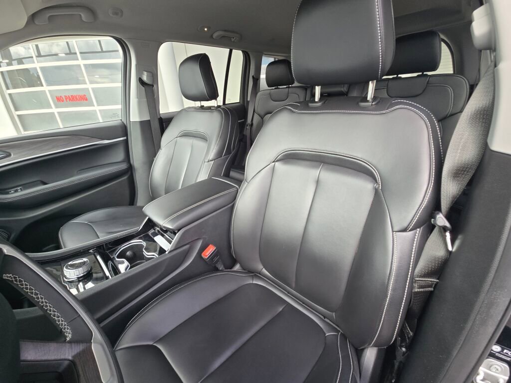 Used 2023 Jeep Grand Cherokee Limited image 18