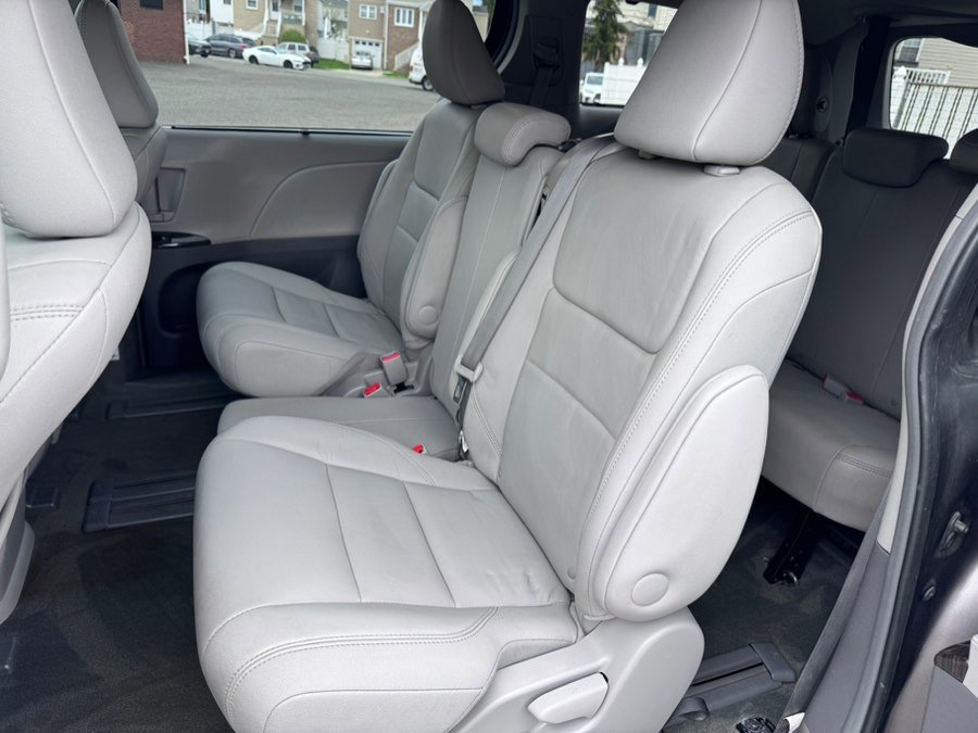 Used 2017 Toyota Sienna XLE Premium image 9