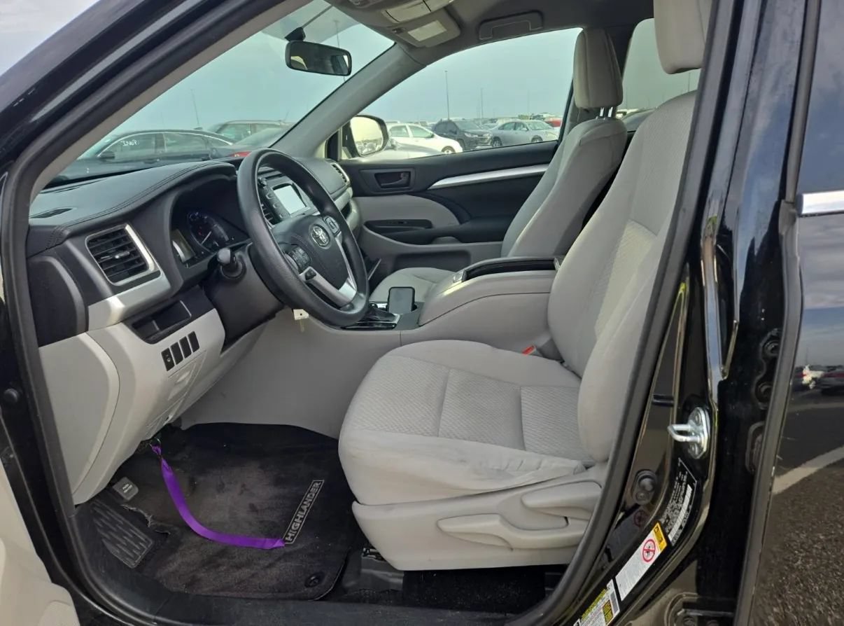 Used 2016 Toyota Highlander LE FWD image 7