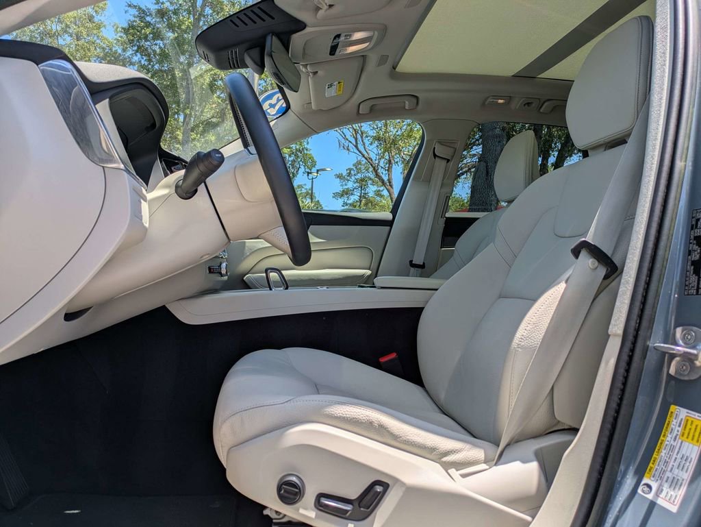 Certified 2023 Volvo XC60 B5 Plus w/ Climate Package FWD image 2