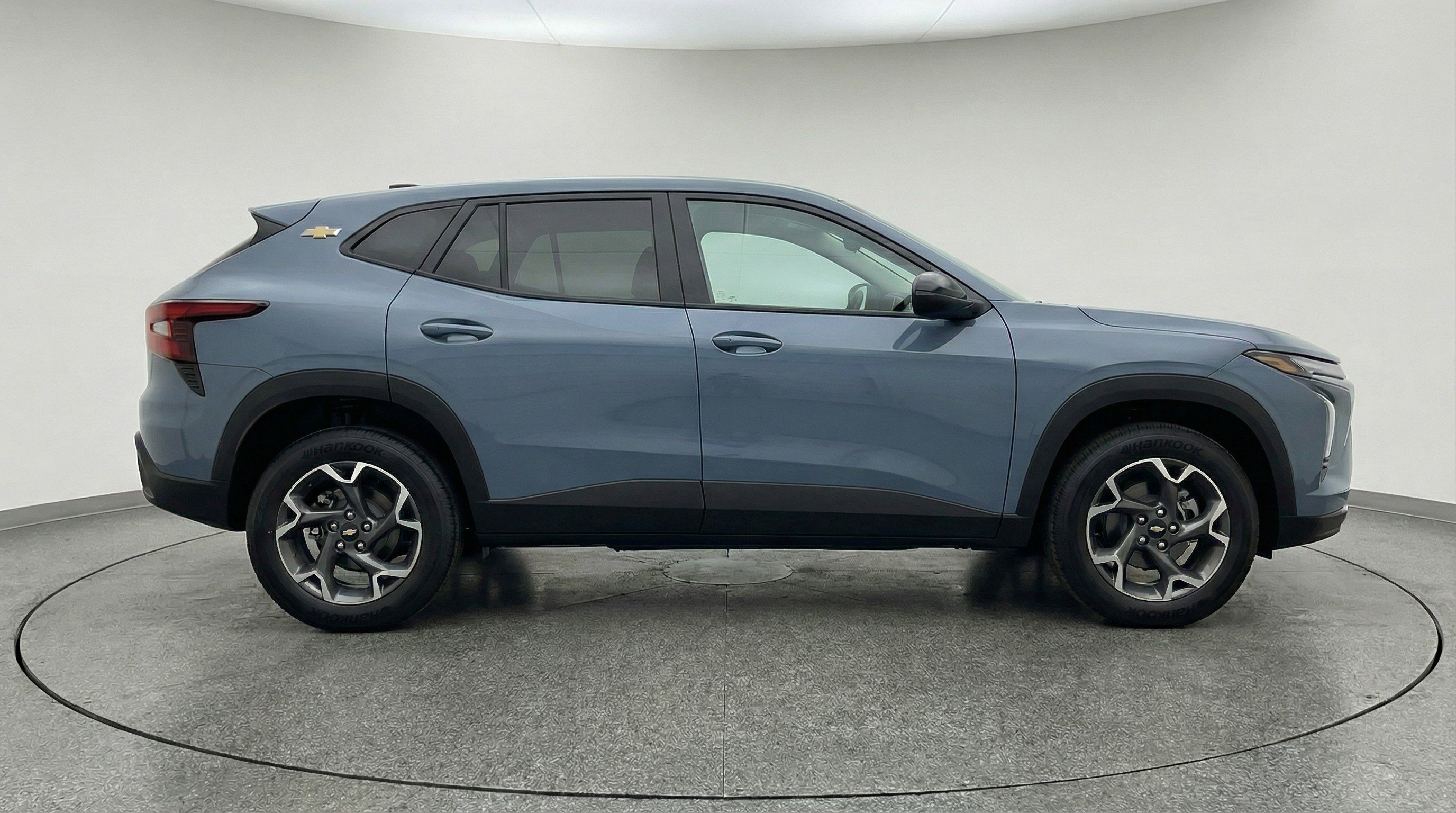 Used 2025 Chevrolet Trax LT w/ LT Convenience Package FWD image 11