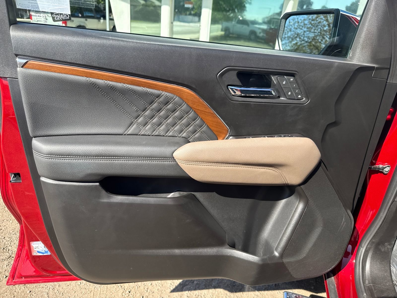 Used 2025 GMC Canyon Denali image 10