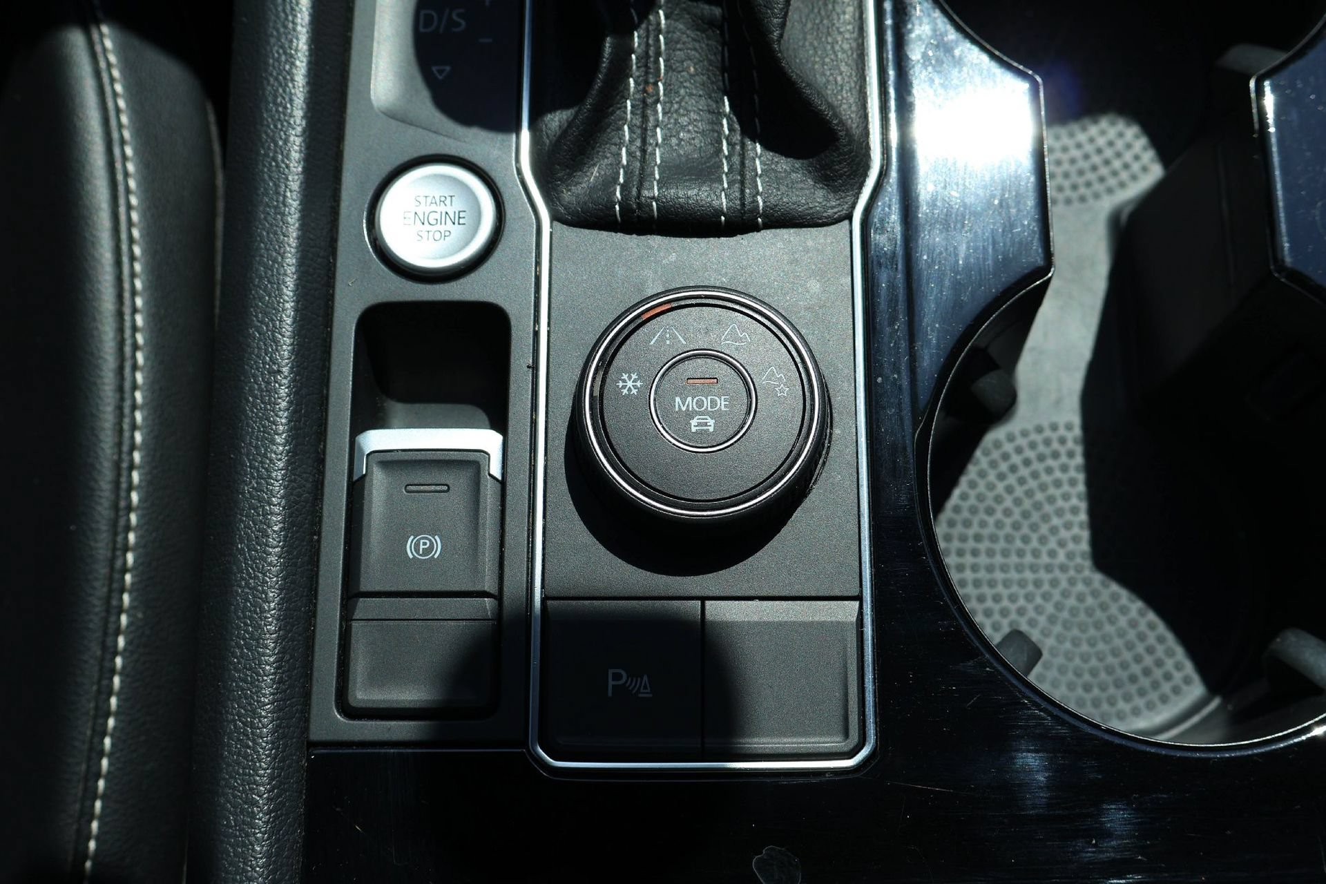 Used 2022 Volkswagen Atlas SEL R-Line AWD/4WD image 25
