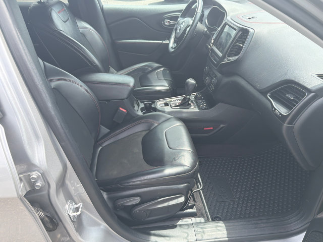 Used 2019 Jeep Cherokee Trailhawk w/ Cold Weather Group AWD/4WD image 13