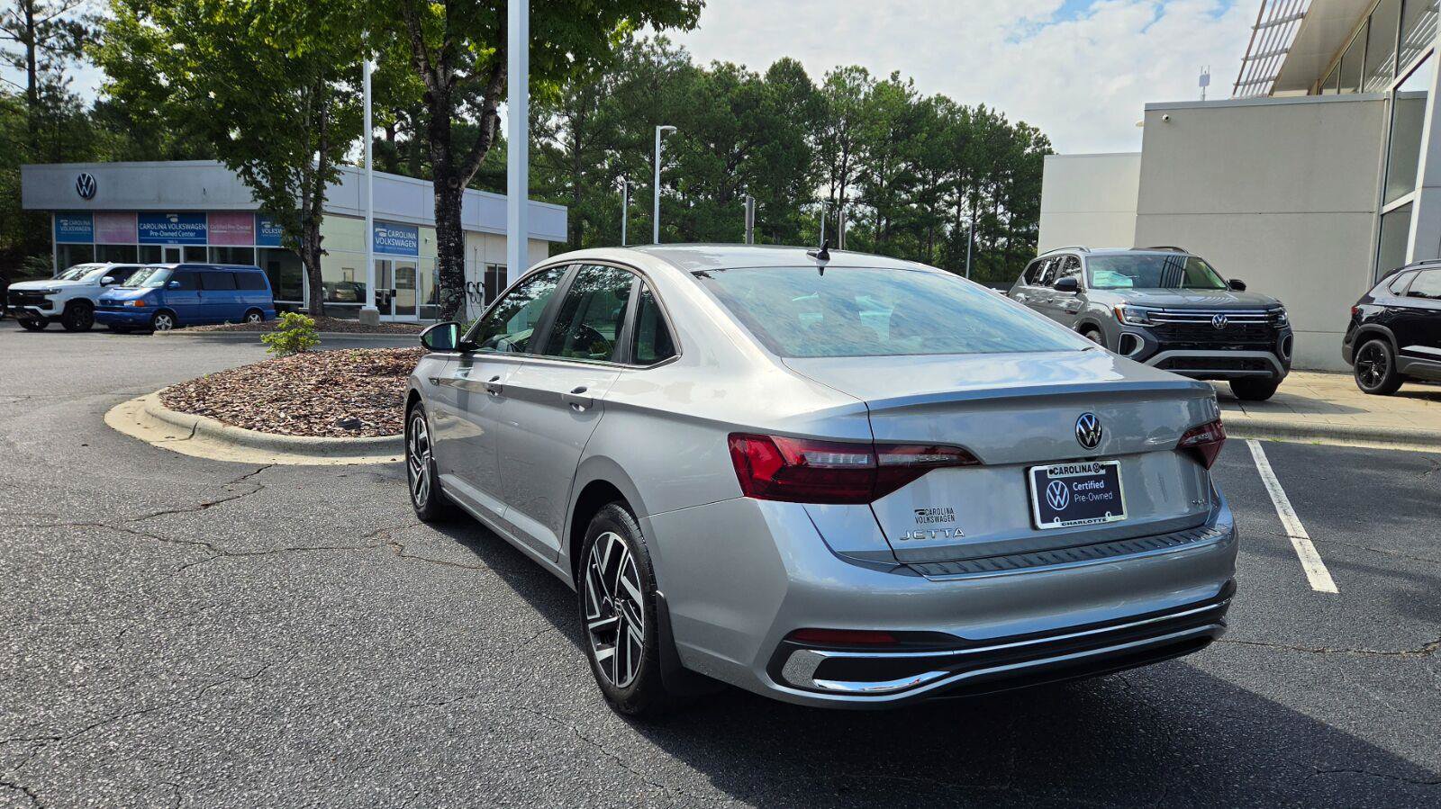 Certified 2023 Volkswagen Jetta SEL FWD image 3