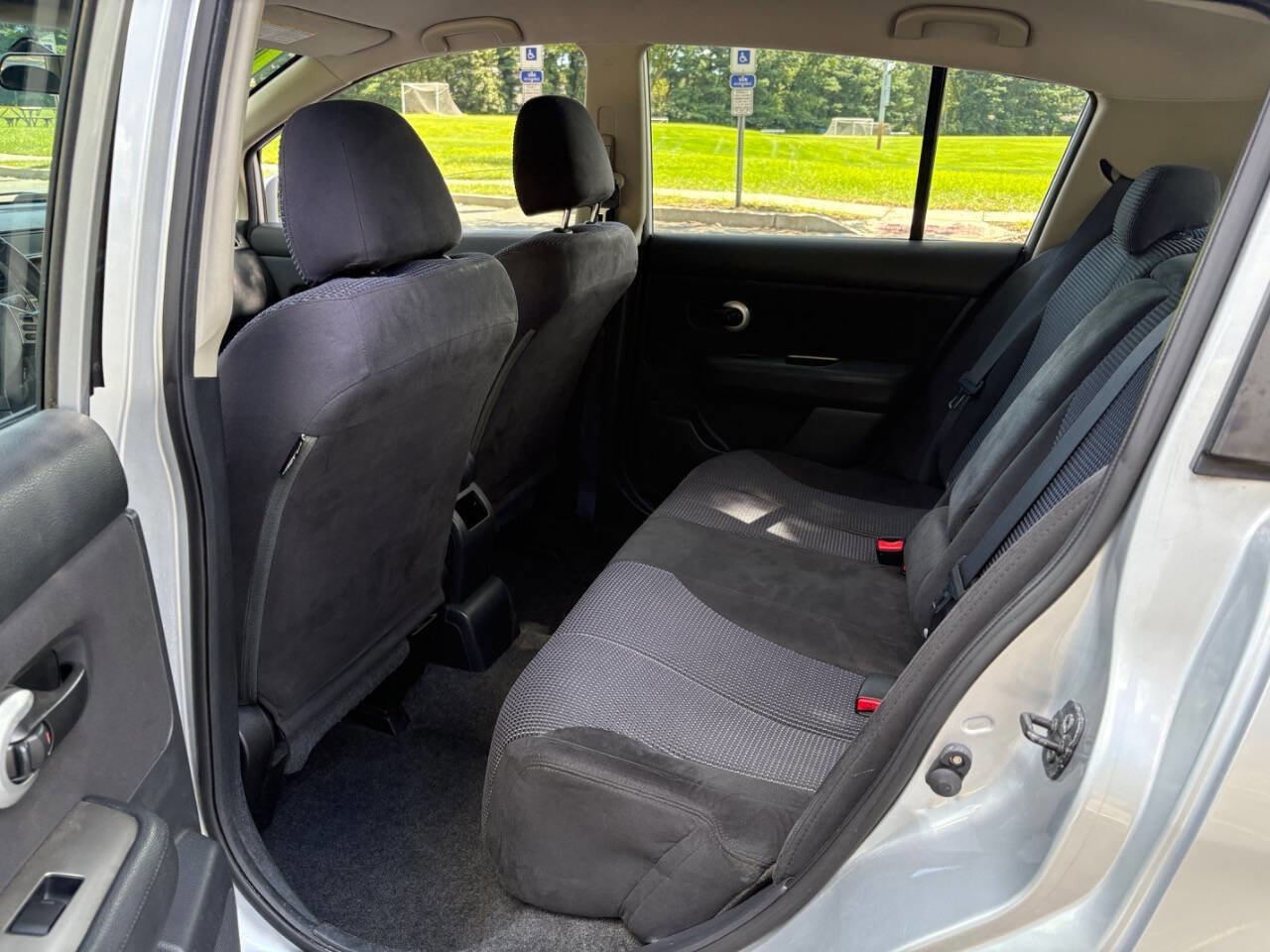 Used 2010 Nissan Versa SL w/ Premium Pkg image 17