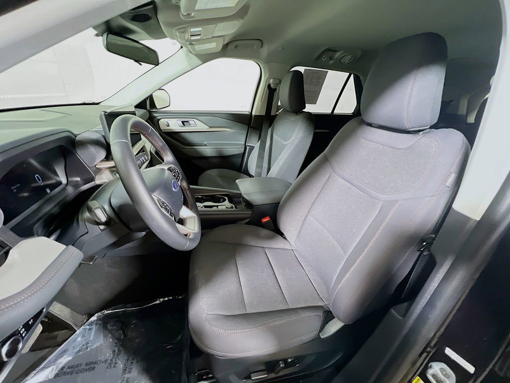 Used 2025 Ford Explorer Active AWD/4WD image 18