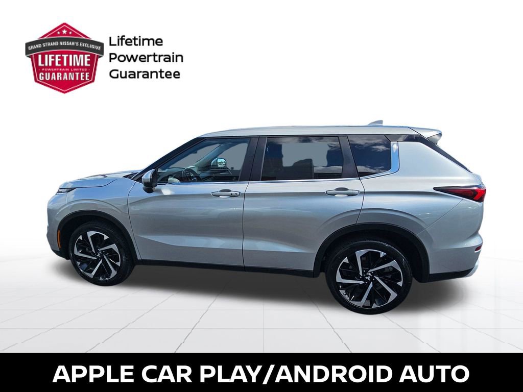 Used 2023 Mitsubishi Outlander SE image 2