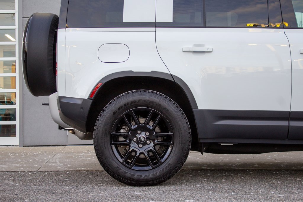 Used 2025 Land Rover Defender 110 S image 6