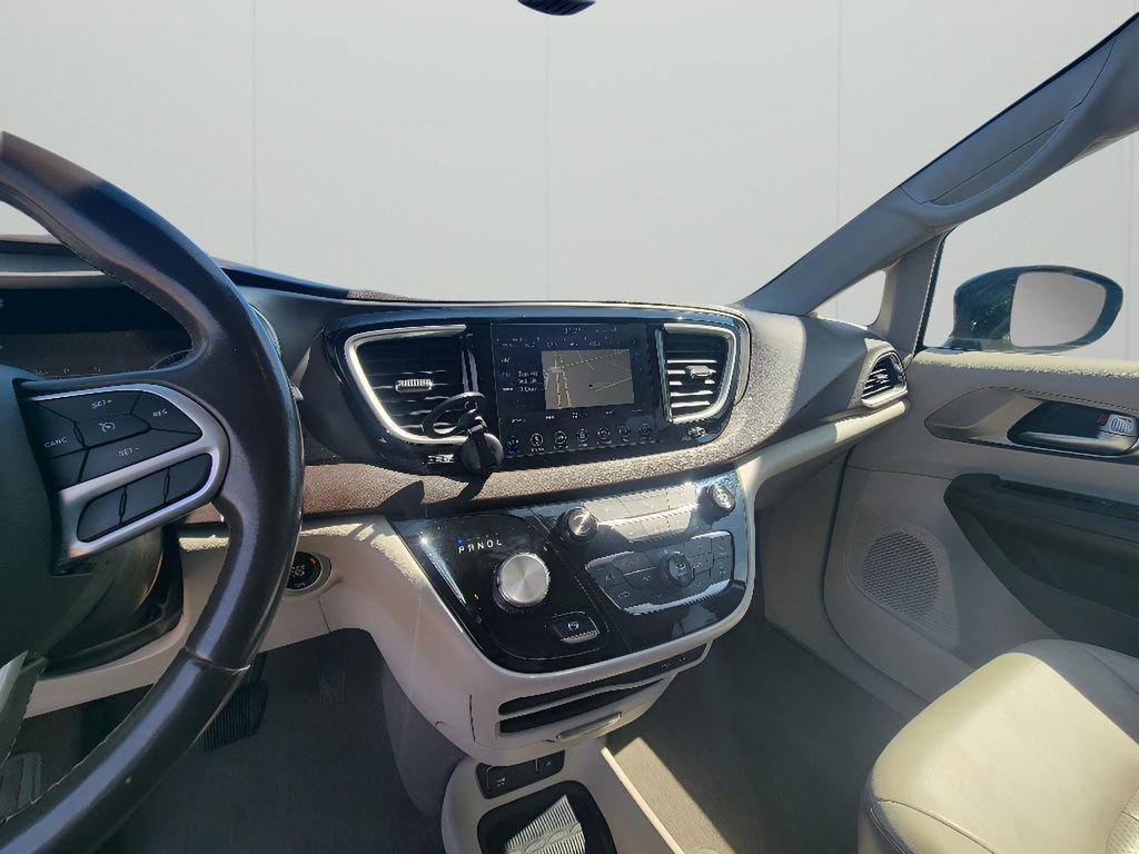 Used 2018 Chrysler Pacifica Touring-L image 17