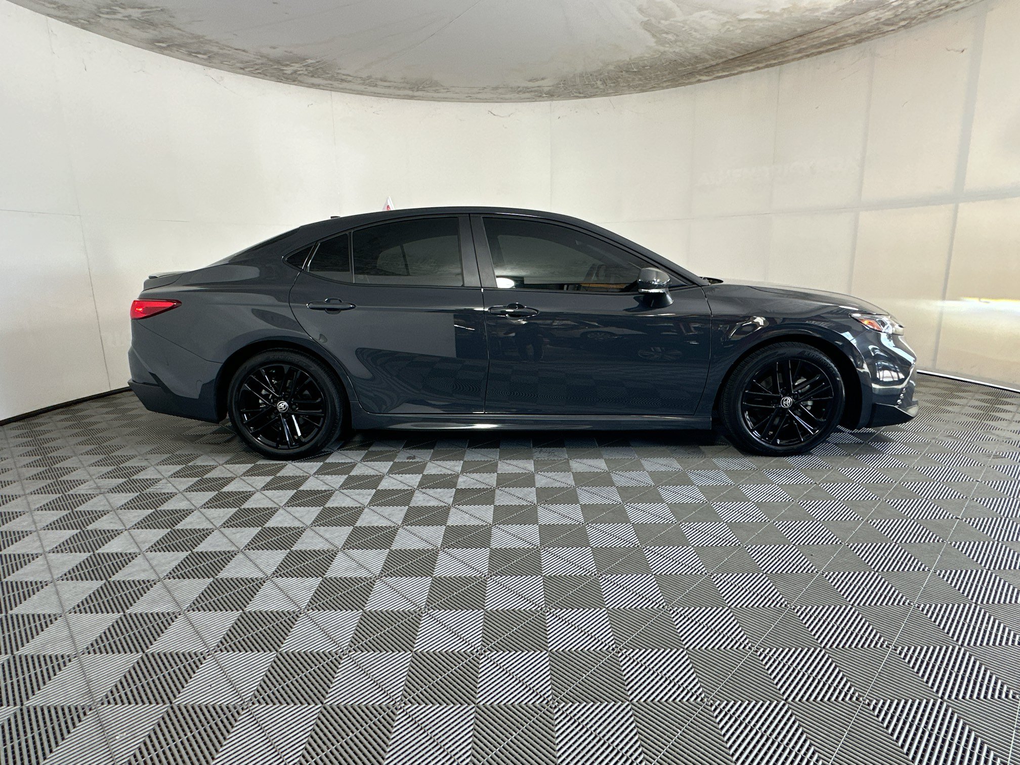 Used 2025 Toyota Camry SE w/ Convenience Package FWD image 2