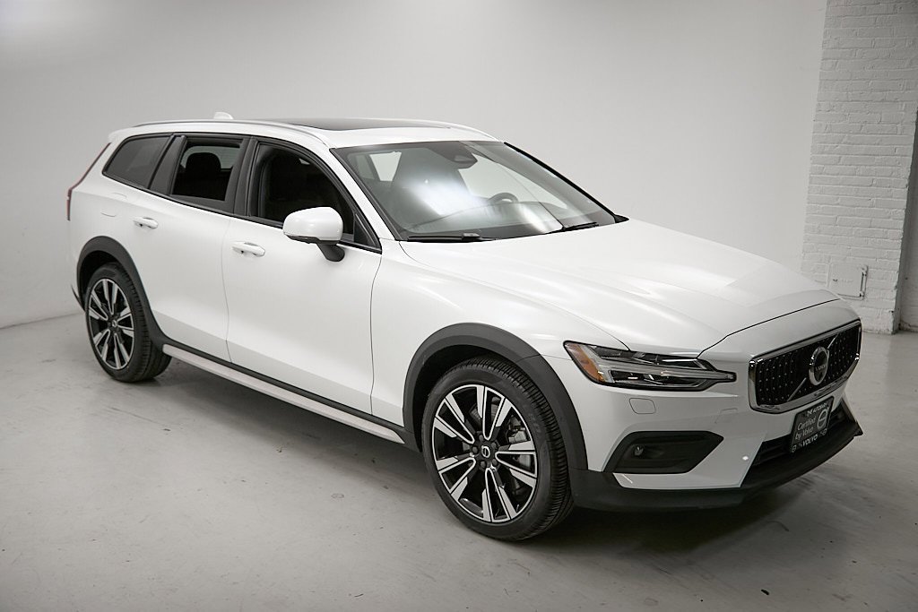 Certified 2024 Volvo V60 B5 Cross Country Ultimate image 4