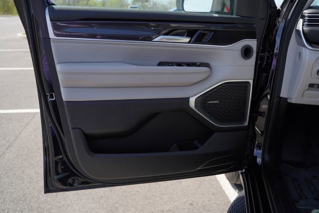 Used 2024 Jeep Wagoneer 4WD w/ Premium Group I image 15