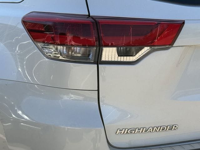 Used 2017 Toyota Highlander Limited AWD/4WD image 6