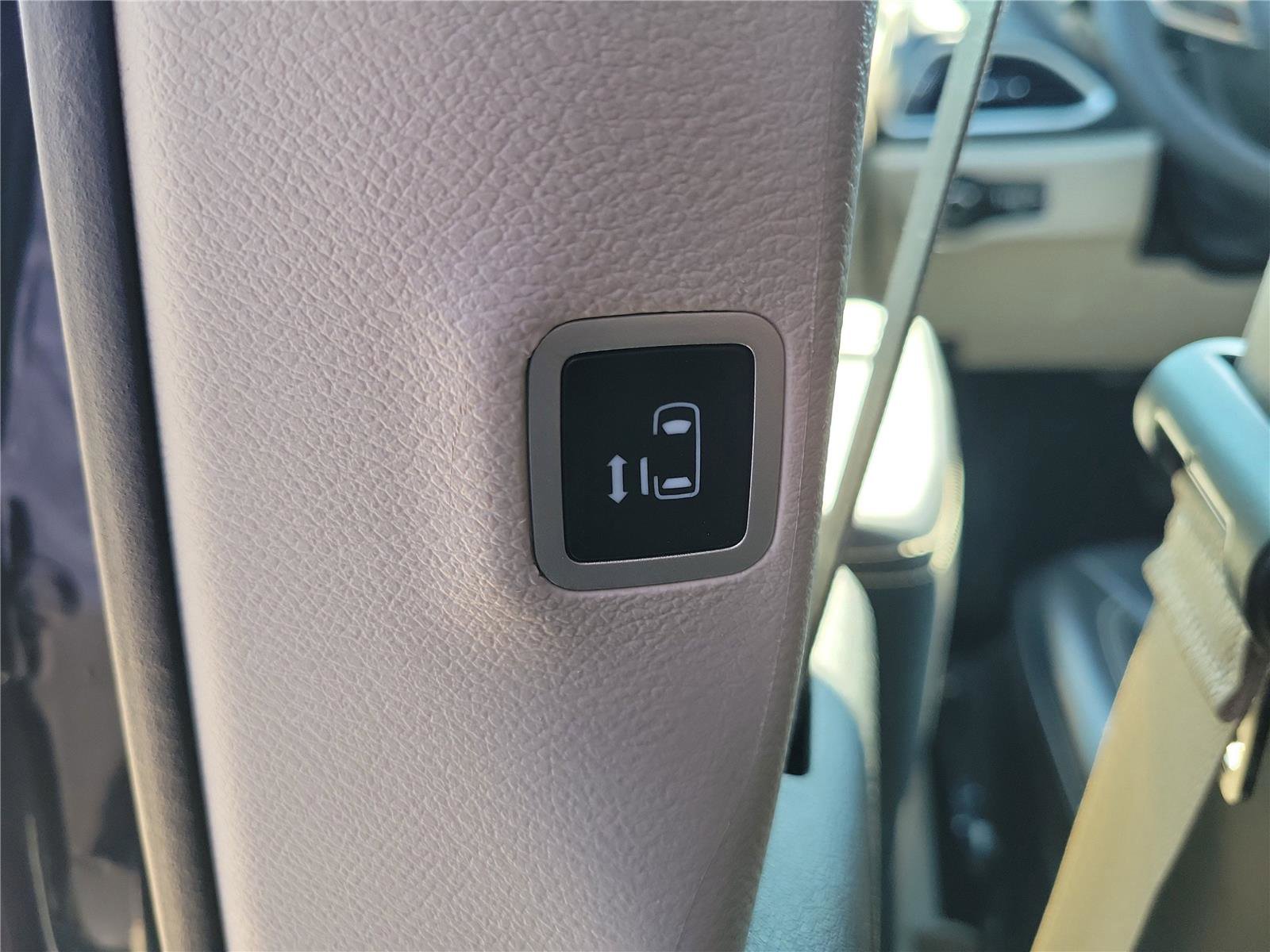 Used 2023 Chrysler Pacifica Touring-L FWD image 17