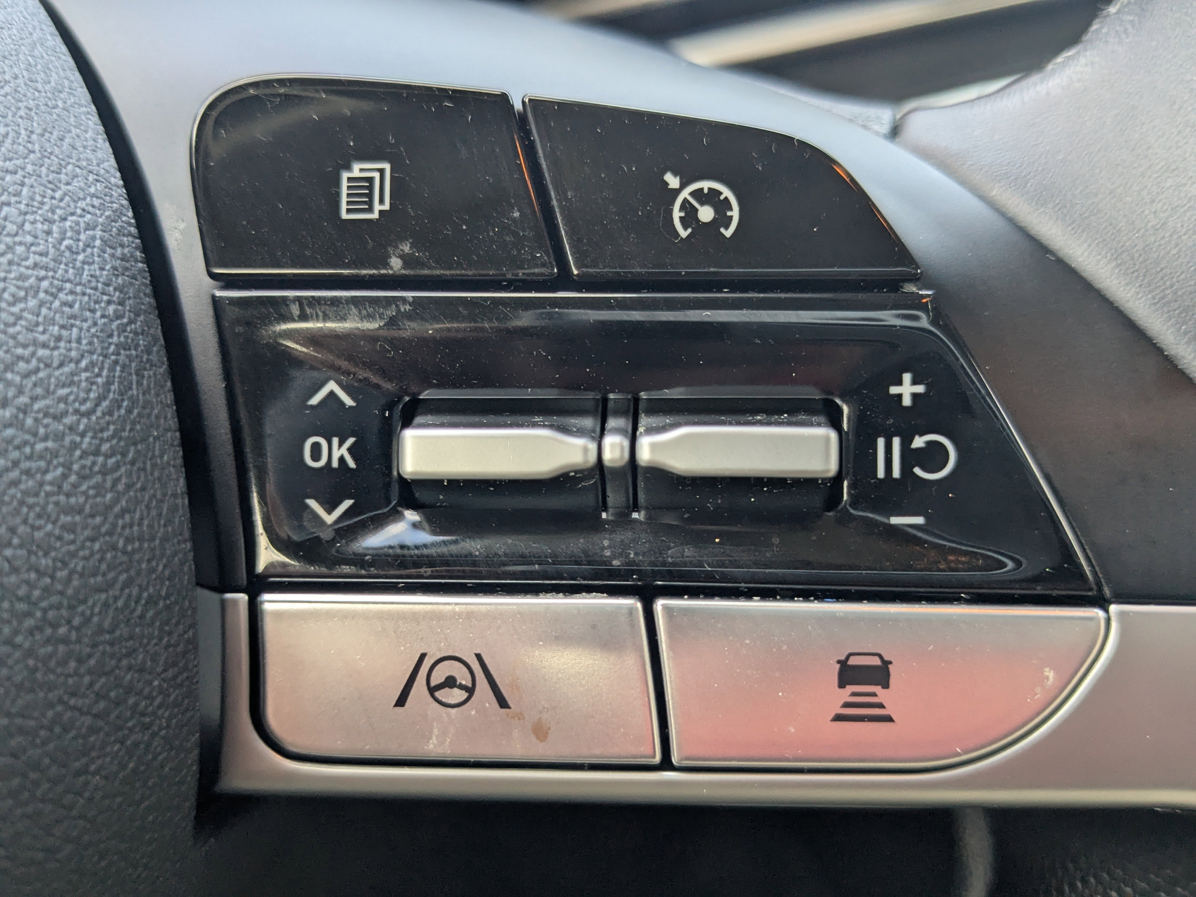 Used 2023 Hyundai Elantra Limited image 29