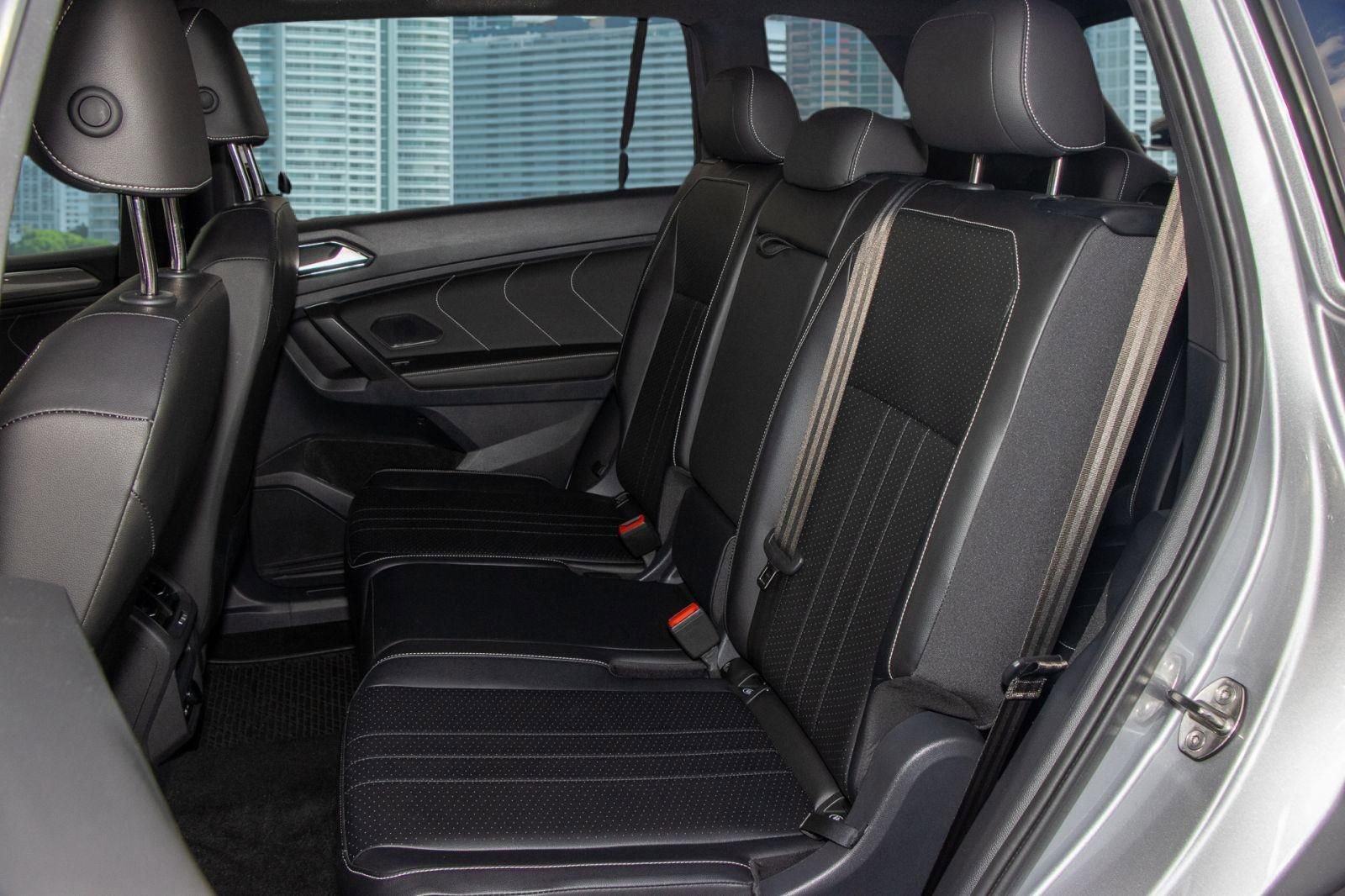 Used 2024 Volkswagen Tiguan SE R-Line FWD image 17