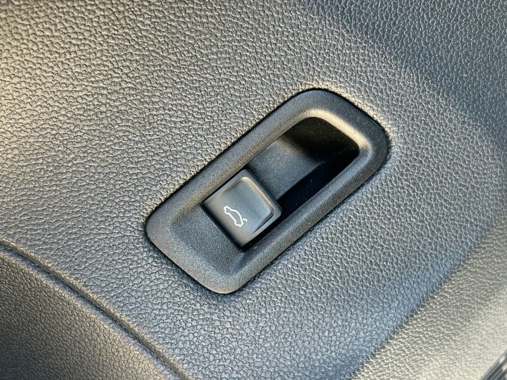 Used 2025 Volkswagen Atlas Cross Sport SE image 26