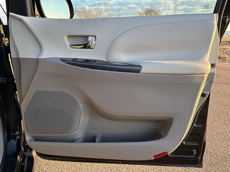 Used 2011 Toyota Sienna SE w/ Preferred Pkg image 19