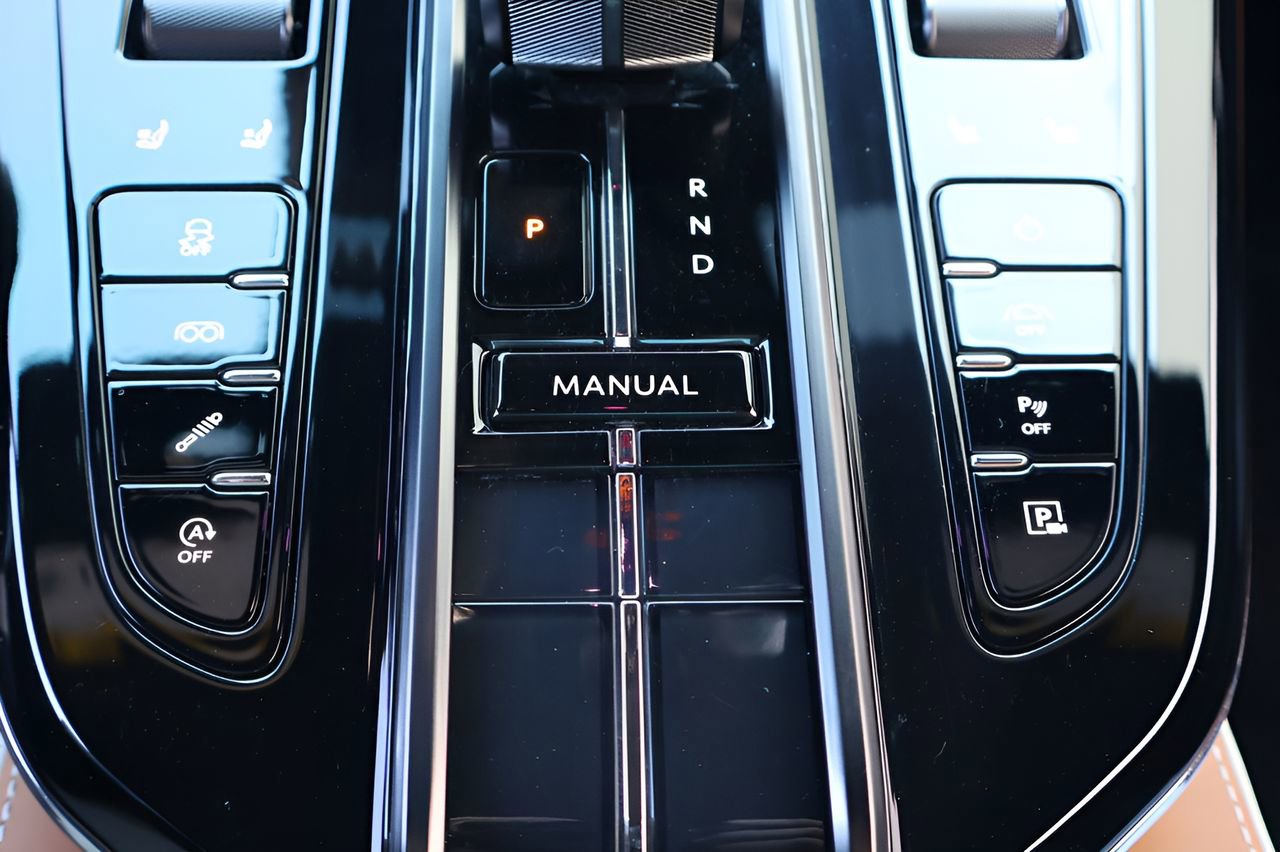 Used 2025 Aston Martin V8 Vantage Coupe RWD image 24
