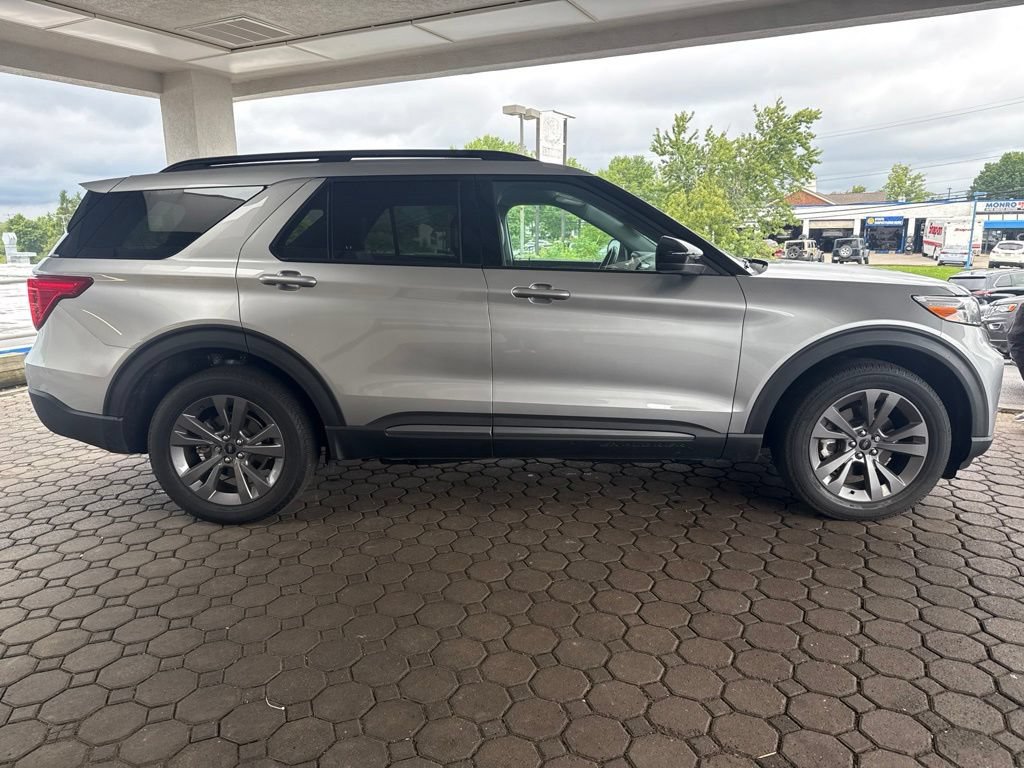 Used 2024 Ford Explorer XLT w/ Equipment Group 202A AWD/4WD image 5