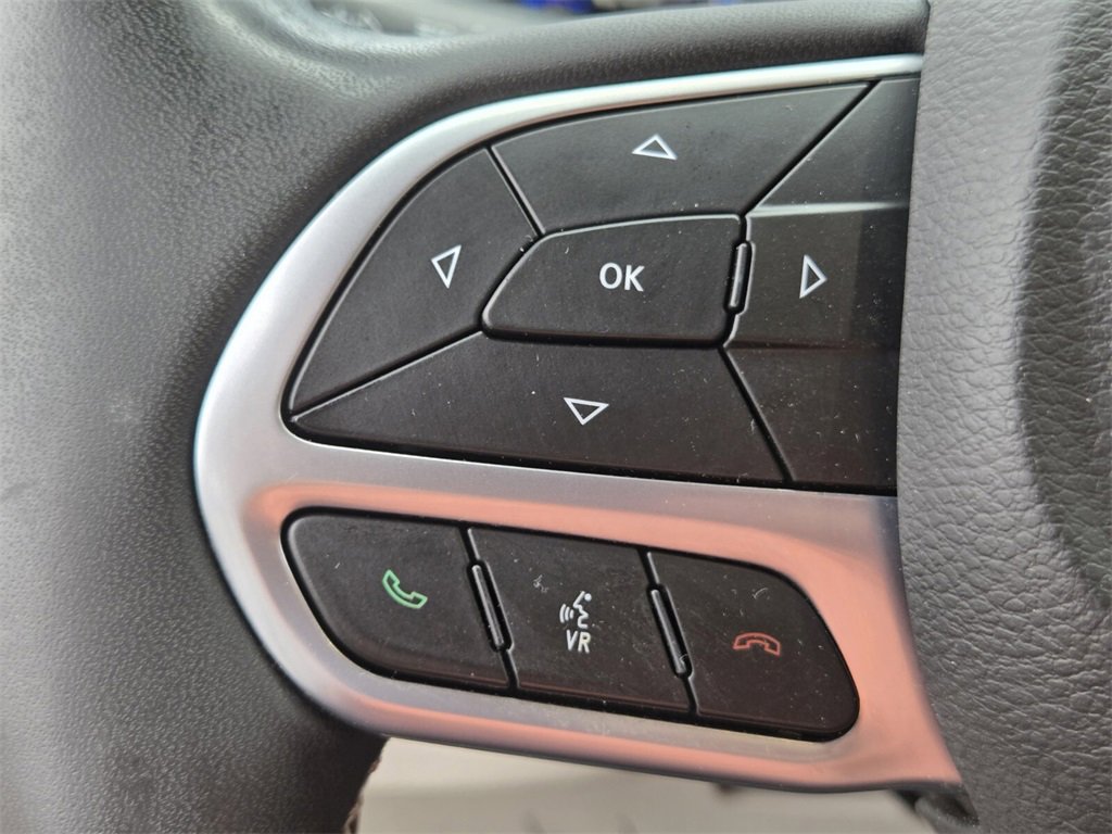 Used 2022 Chrysler Voyager LX image 30