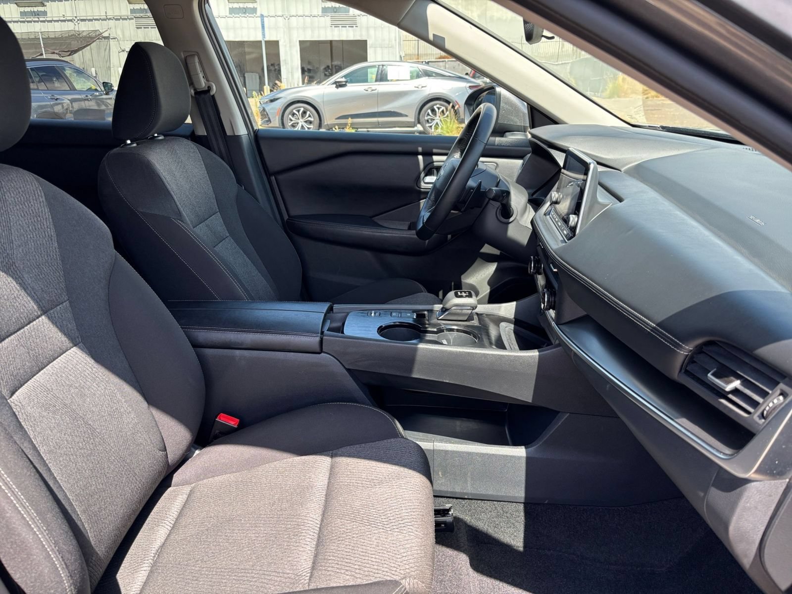 Used 2025 Nissan Rogue SV FWD image 37