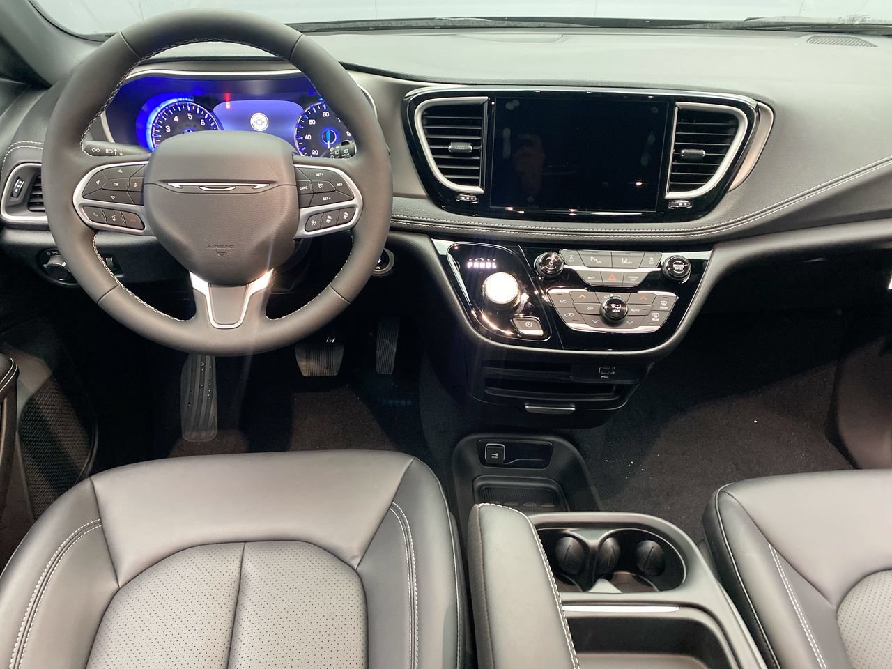 New 2027 Chrysler Pacifica Select w/ Family Tech Group AWD/4WD image 15