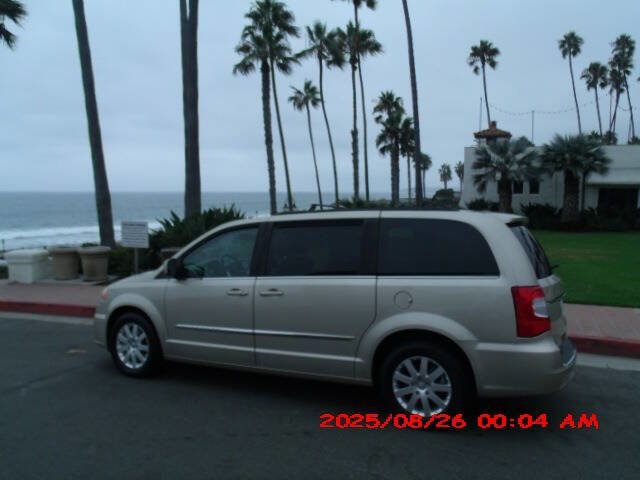 Used 2014 Chrysler Town & Country Touring image 18