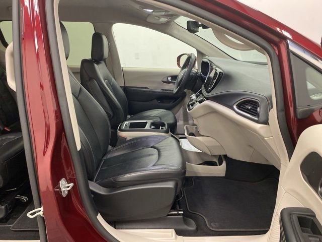 Used 2022 Chrysler Pacifica Touring-L image 25