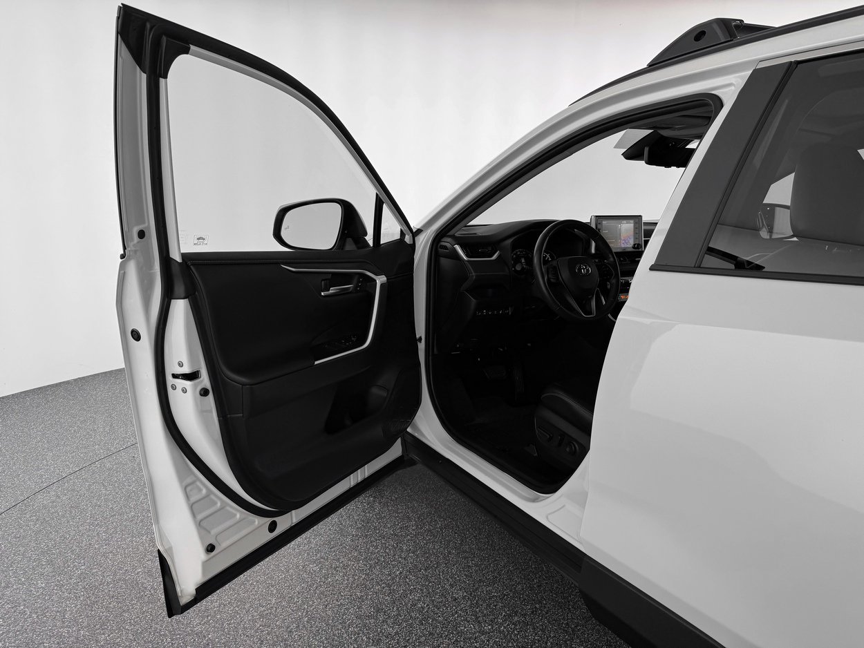 Used 2020 Toyota RAV4 Limited image 11