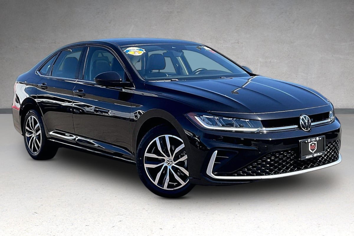 Used 2025 Volkswagen Jetta SE FWD image 2