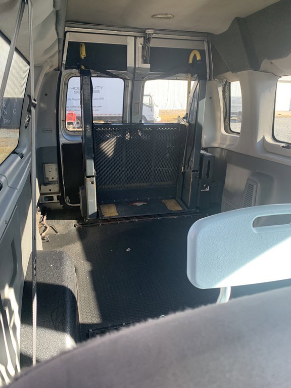 Used 2003 Ford E-350 and Econoline 350 Club Wagon RWD image 4