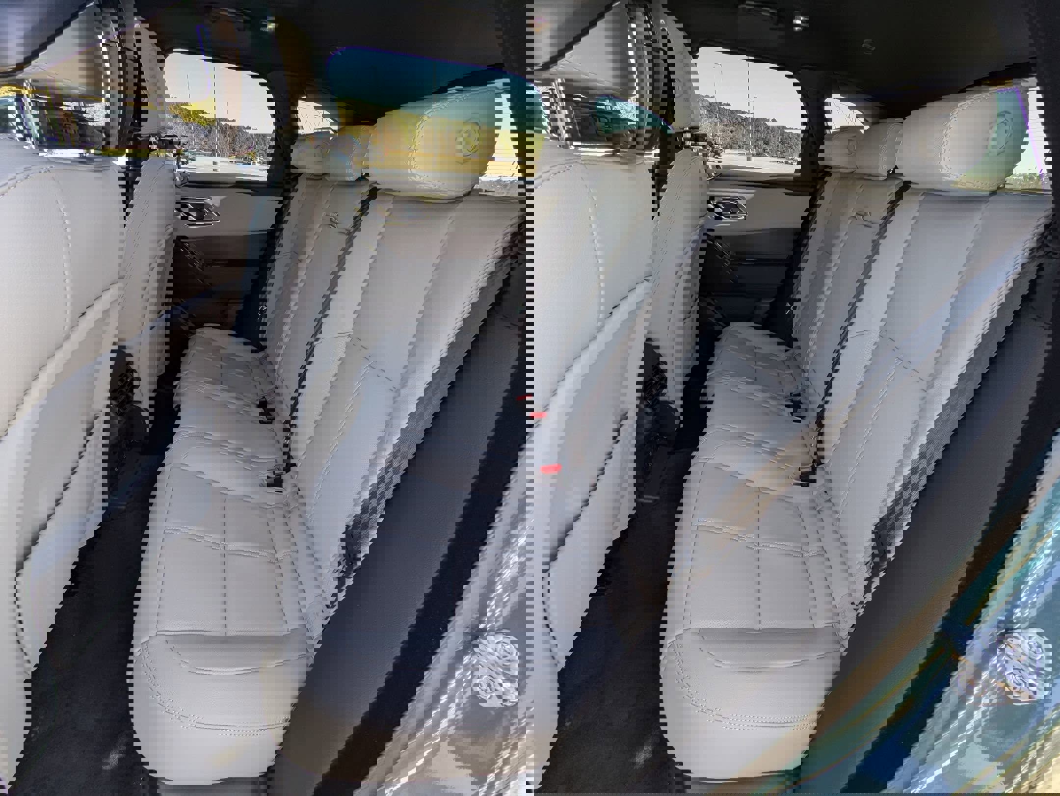 New 2026 Land Rover Range Rover Velar Dynamic SE AWD/4WD image 23