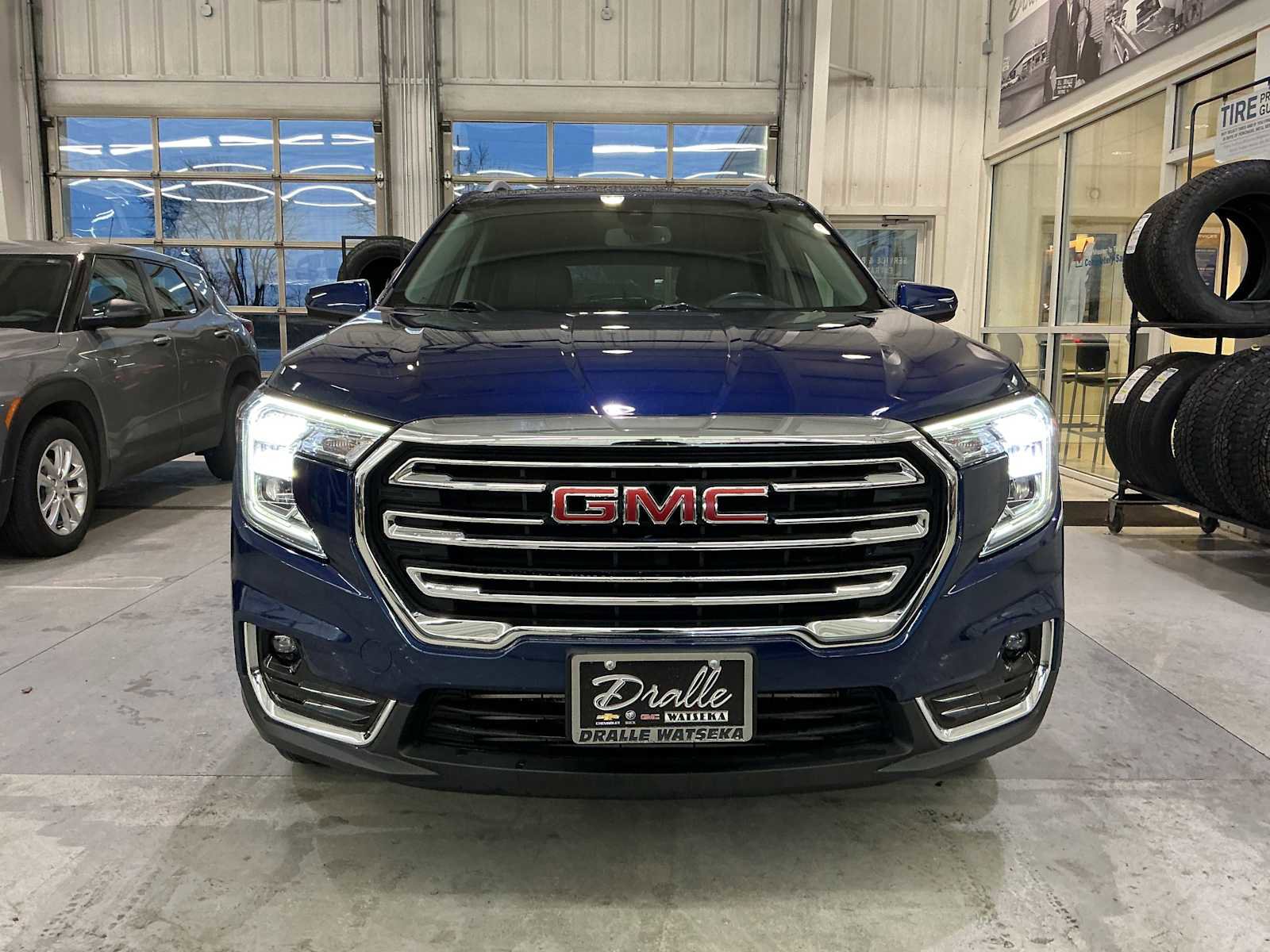 Used 2022 GMC Terrain SLT image 2