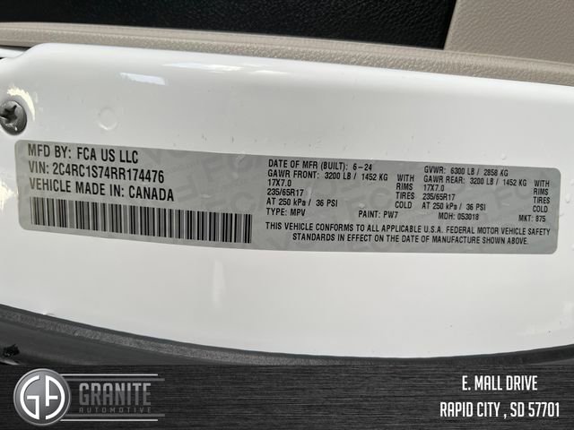 Used 2024 Chrysler Pacifica Select image 29