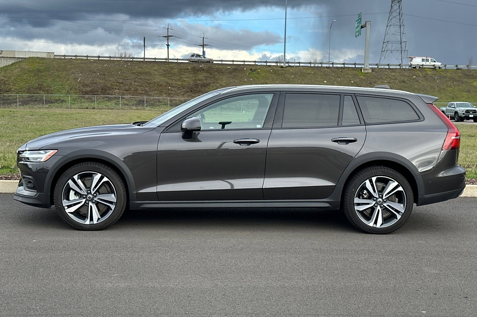 Used 2025 Volvo V60 B5 Cross Country Plus image 6