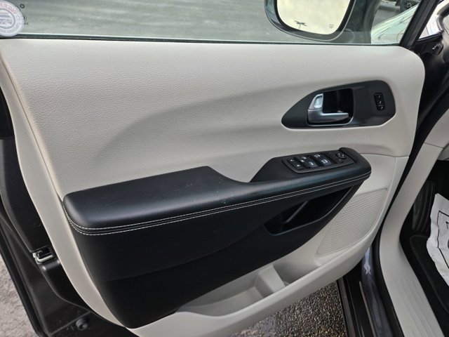 Used 2022 Chrysler Pacifica Touring-L image 40