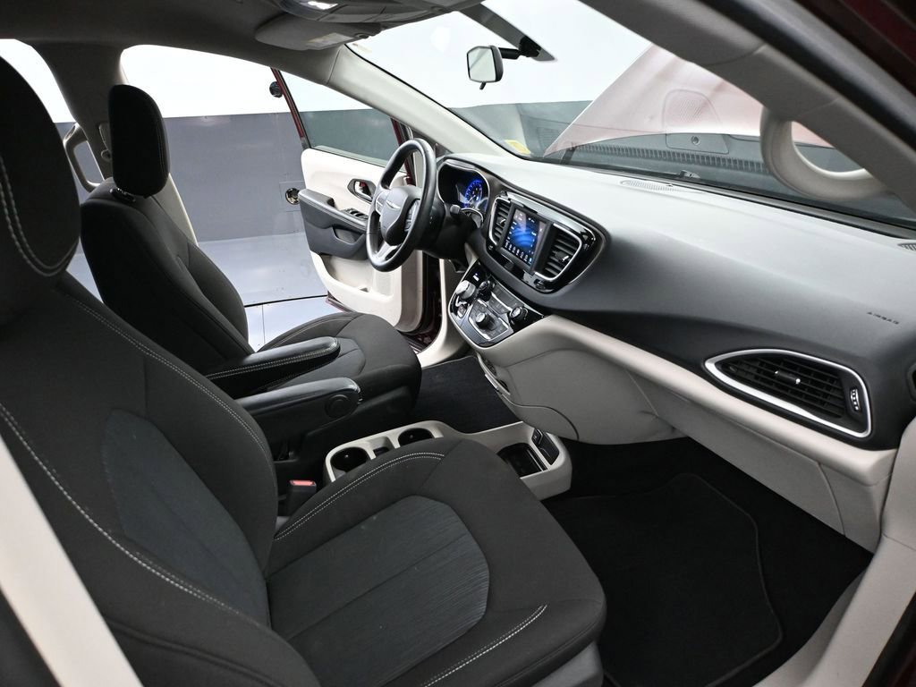 Used 2021 Chrysler Voyager LX image 46