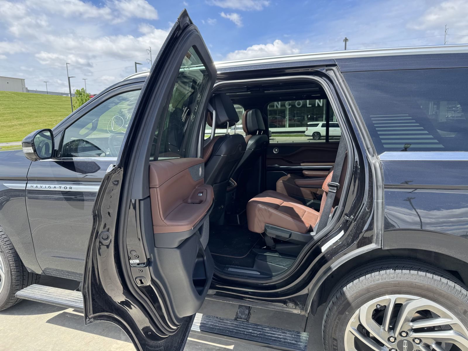 Used 2025 Lincoln Navigator Reserve AWD/4WD image 5