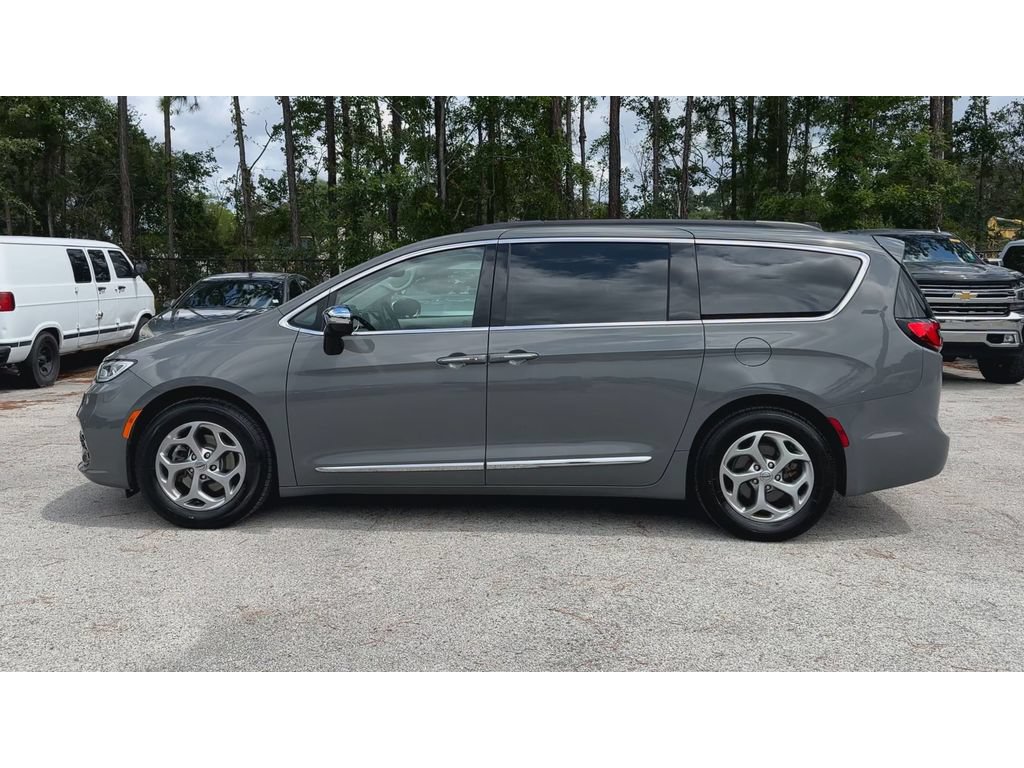 Used 2023 Chrysler Pacifica Limited FWD image 6