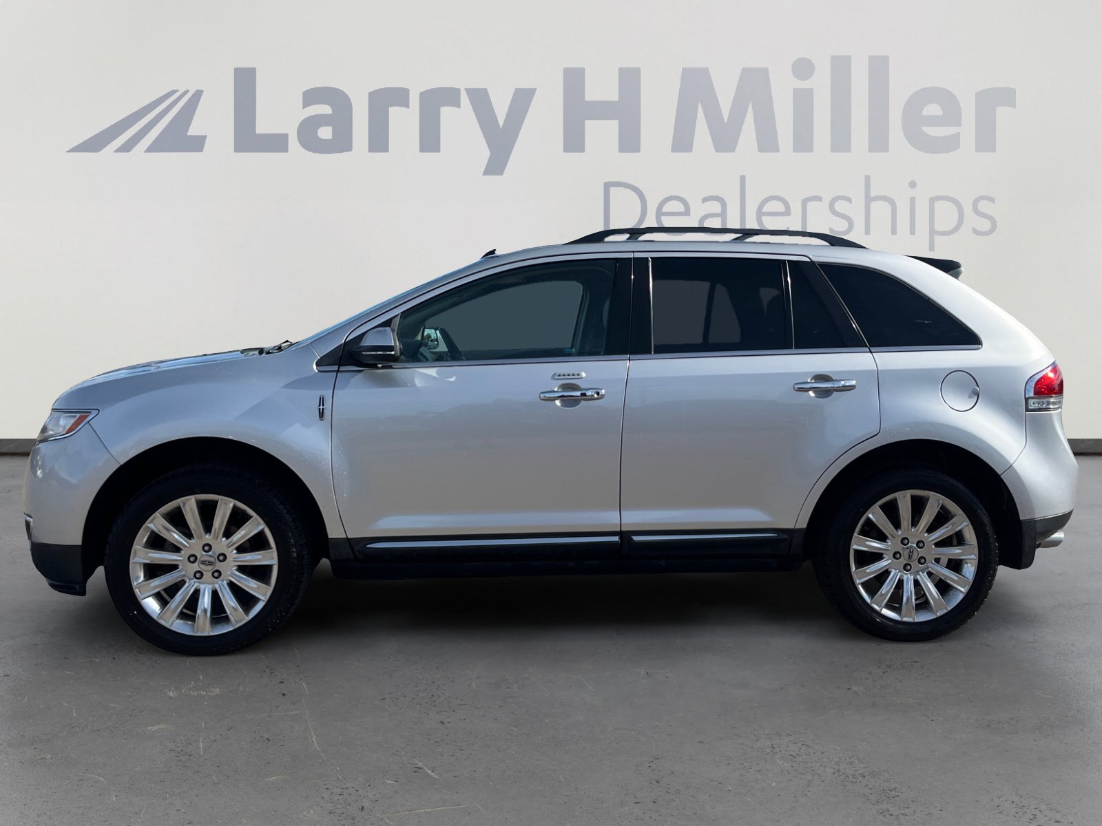 Used 2013 Lincoln MKX FWD image 2