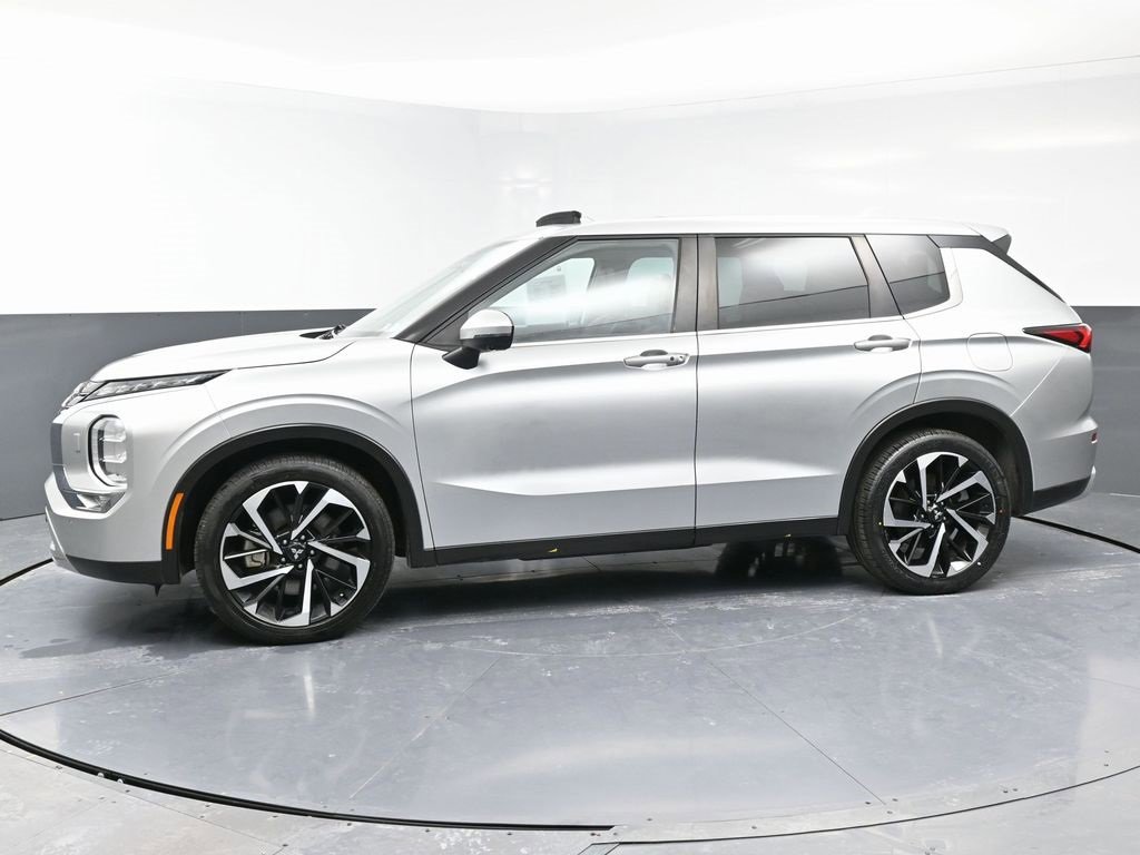 Used 2023 Mitsubishi Outlander SE image 6