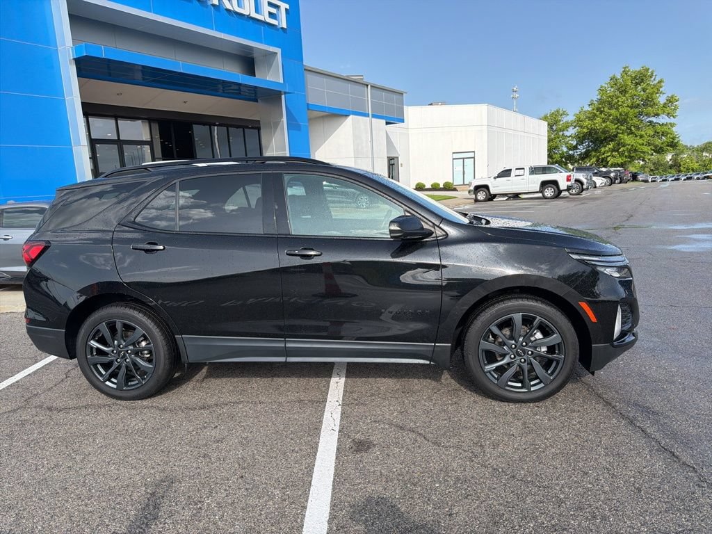 Used 2022 Chevrolet Equinox RS w/ Infotainment Package FWD image 2