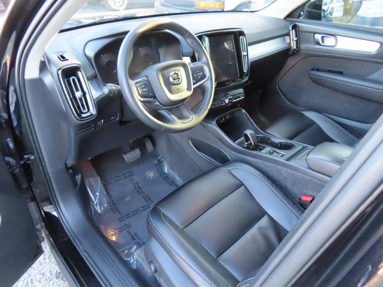 Used 2022 Volvo XC40 T5 Momentum image 5