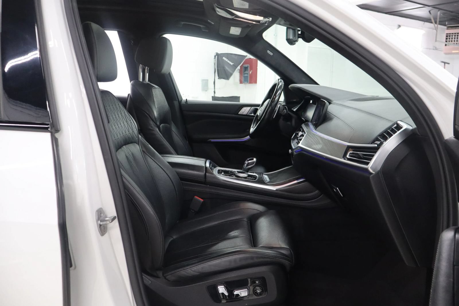 Used 2020 BMW X7 M50i AWD/4WD image 31