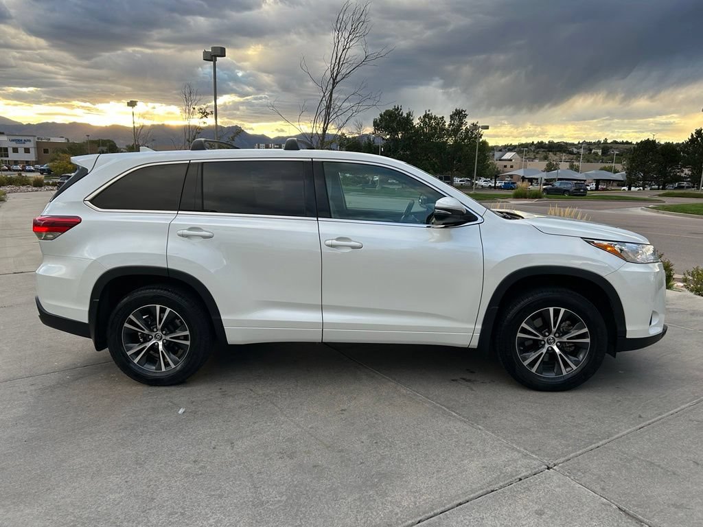 Used 2018 Toyota Highlander Plus AWD/4WD image 10